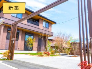 Read more about the article 植物たっぷりのおしゃれな庭│モダンの家さん必見│玄関ゲート