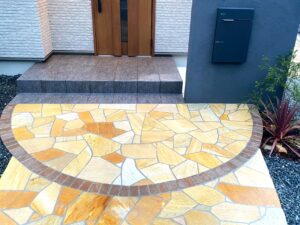 投稿についてもっと詳しく 明るい乱張石でお出迎え│心が弾む玄関アプローチ