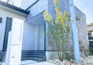 投稿についてもっと詳しく 植栽と石の美しさが際立つ│爽やかな外構デザイン